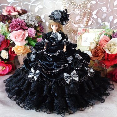 グレース王妃 夜のヴェールを纏う麗しき黒麗ベロアのロマンティックドールドレス