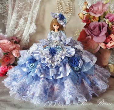 エリザベート王妃 夕霧のロンドン イノセントブルーのボリュームフリルドールドレス