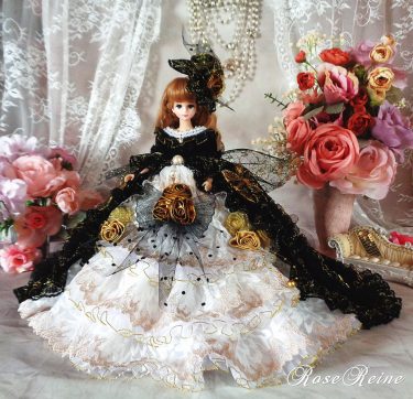 ヴィクトリア王妃 漆黒の魅惑 なめらかな艶感ベロアのロングトレーンドールドレス