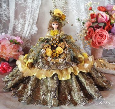 ヴィクトリア女王 クラシカルスモーキートーンのゴージャスフリルドールドレス