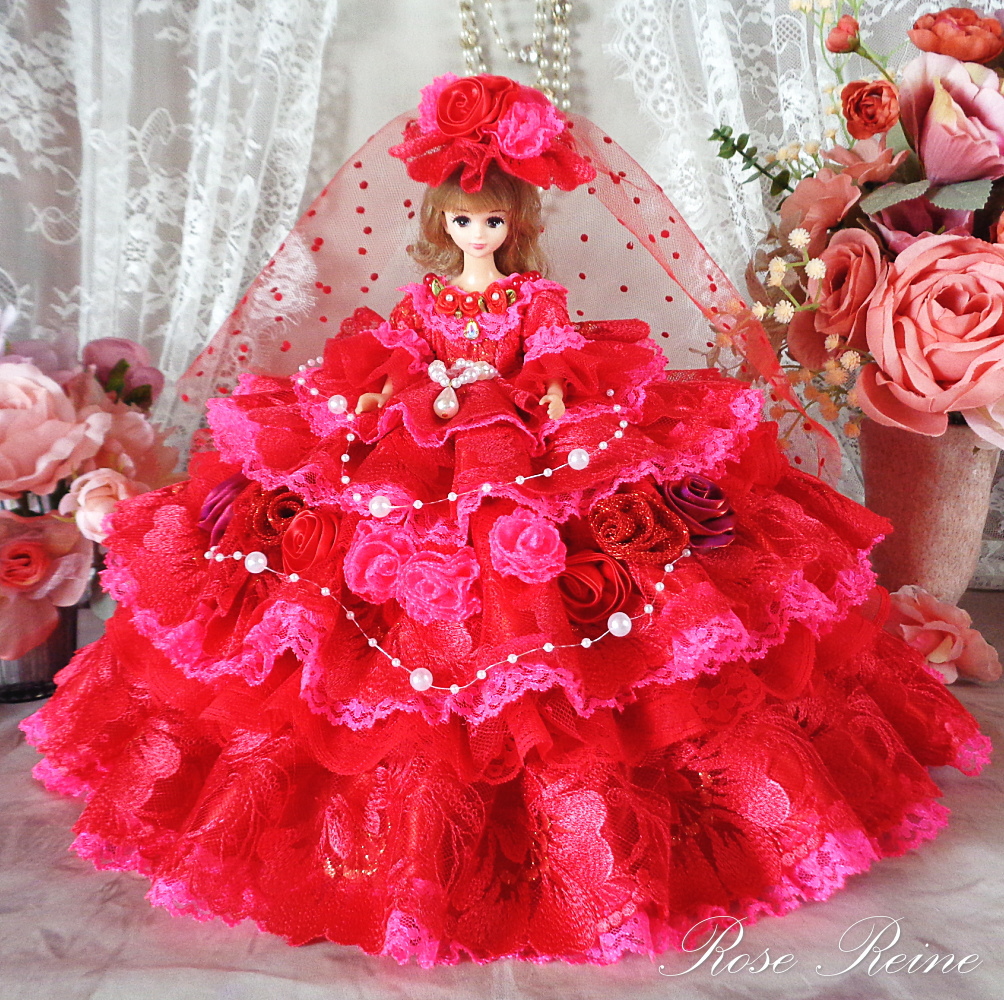 ベルサイユの薔薇 高貴な大輪の花を咲かせた深紅の豪華12段ボリュームドールドレス