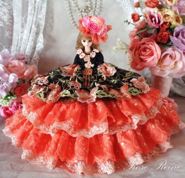 ベルサイユの薔薇 花の女王 大人の甘さ香るコーラルオーバーフリルドールドレス