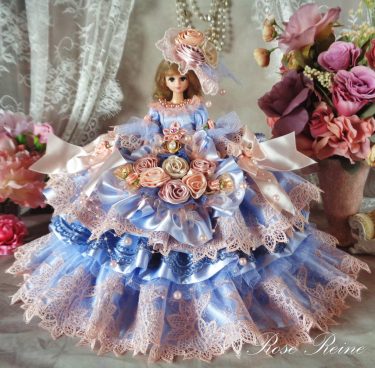 ローゼンレーヌ王妃 凛と美しいラブリーローズのグラデーションフリルドールドレス