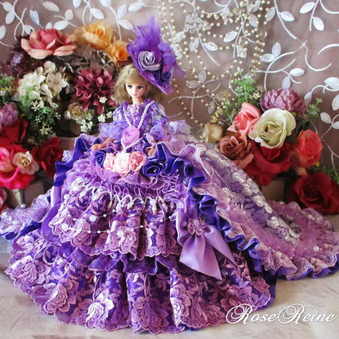 ヴィクトリア王妃 ゴージャスフリルが舞う高貴な紫のロングトレーンドールドレス
