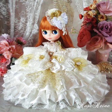 アンネローゼ王妃 艶めくパールホワイトの豪華プリンセスドールドレス